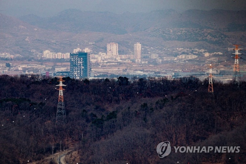 北, 남측이 세운 <b>개성공단</b> 전력공급용 <b>송전탑 전선</b> 끊어(종합)