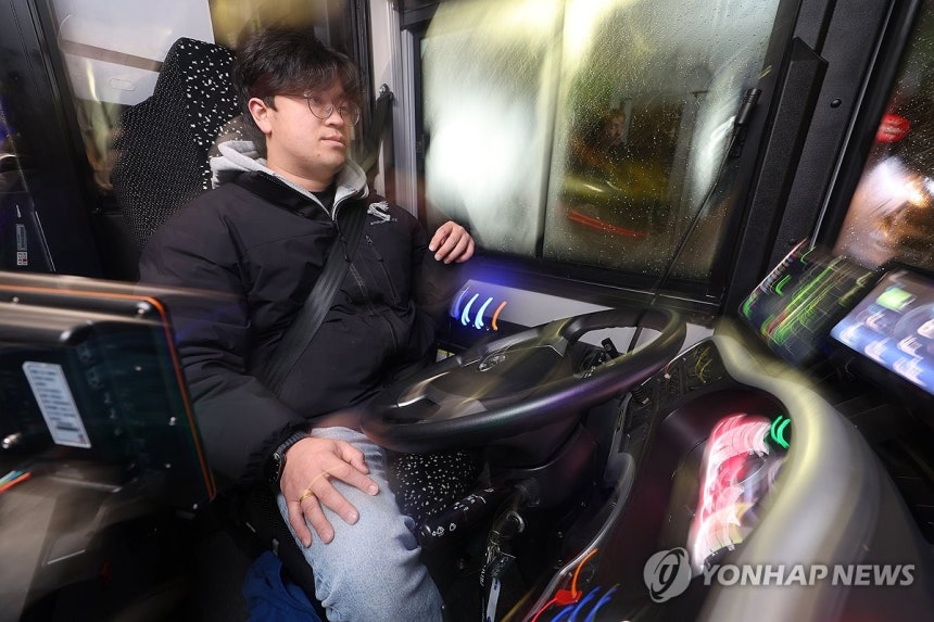 새벽을 달리는 자율주행버스, 첫 운행 (서울=연합뉴스) 김도훈 기자 = 26일 서울 도봉구 도봉산역 광역환승센터에서 영등포역으로 향하는 '새벽동행 자율주행버스' A160 버스에서 안전관리자가 핸들에서 손을 놓은 채