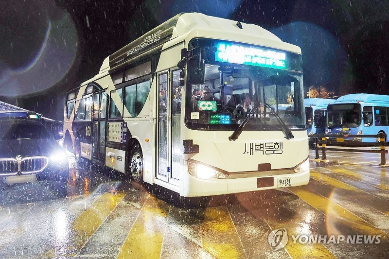 서울 새벽 밝힌 자율주행<b>버스</b>…승객들 "한결 여유 생겨 좋아"
