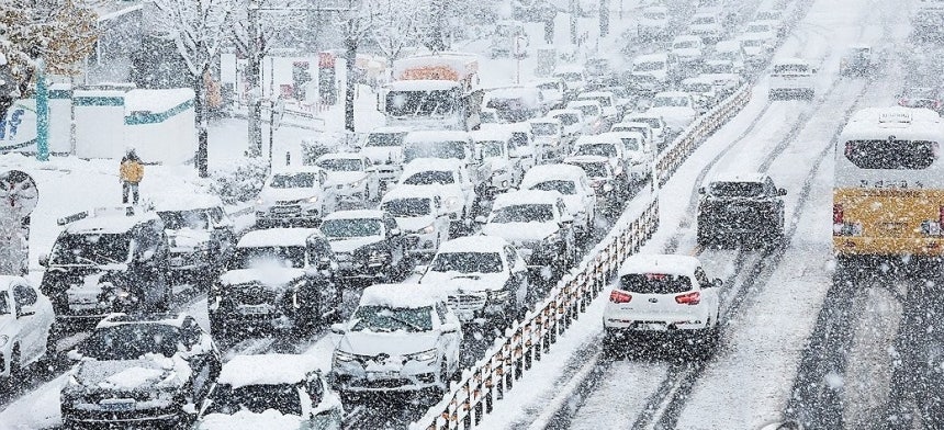 엉금엉금 (수원=연합뉴스) 홍기원 기자 = 27일 오후 대설 경보가 발효 중인 경기도 수원시 팔달구 경수대로에서 차량이 서행하고 있다. 2024.11.27 xanadu@yna.co.kr