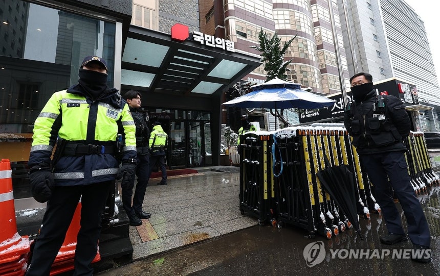 Prosecutors launching a search and seizure of the People Power Party office (Seoul=Yonhap News) Kim Sung-min Reporter: Prosecutors investigating the ‘nomination interference’ allegations related to former Representative Kim Young-seon and Myung Tae-kyun have searched and seized the People Power Party office on the 27th. The photo shows the PPP office during the search. 2024.11.27 ksm7976@yna.co.kr