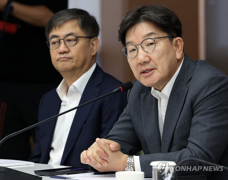 <b>권성동</b>, '<b>당원게시판</b>' 논란에 "문제 해결할 키는 한동훈에"