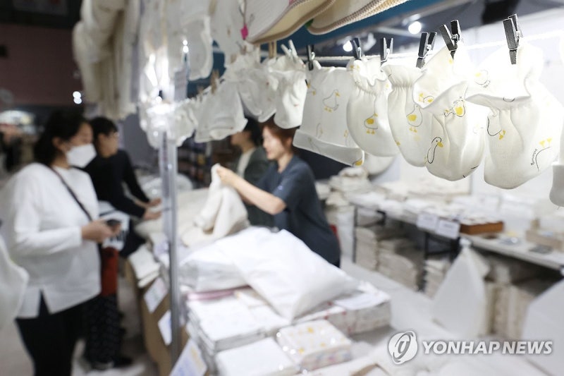 <b>대통령</b>실 "<b>비혼</b>출산아 <b>차별</b>없이 자라도록 지원할 부분 살필 것"