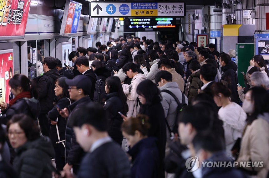 폭설대란, 지하철은 퇴근길 승객들로 만원 (서울=연합뉴스) 김도훈 기자 = 서울 지역에 많은 눈이 내린 27일 오후 서울 지하철 1호선 서울역 탑승장이 퇴근길 이용객들로 붐비고 있다. 2024.11.27 superd