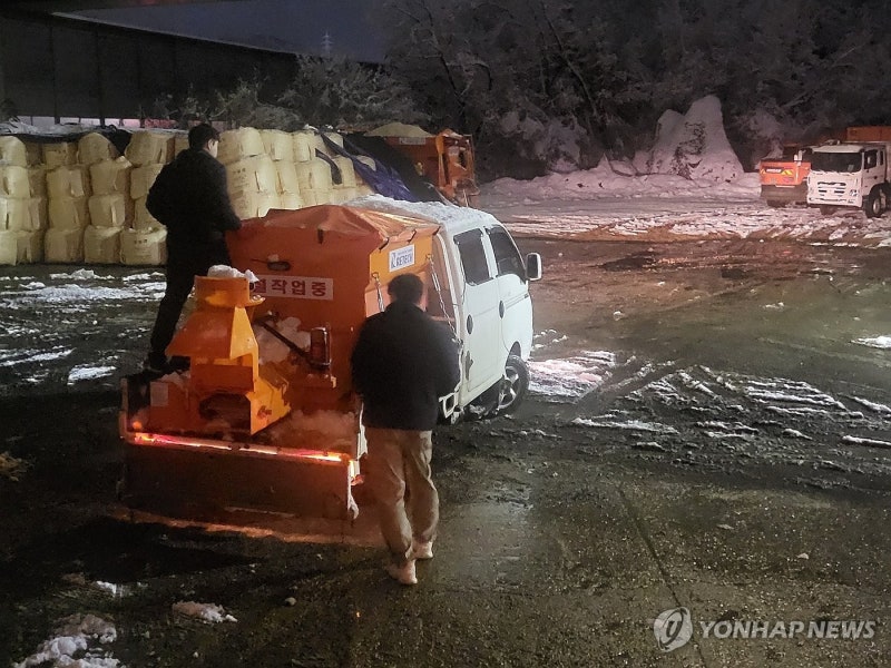 <b>강풍</b>·<b>폭설</b>로 날아가고 쓰러지고…<b>축사</b> 무너져 젖소 3마리 폐사(종합)