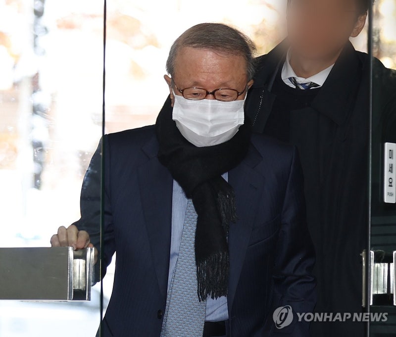 '허위광고·100억대 배임' <b>홍원식</b> 전 <b>남양유업 회장</b> 구속심사
