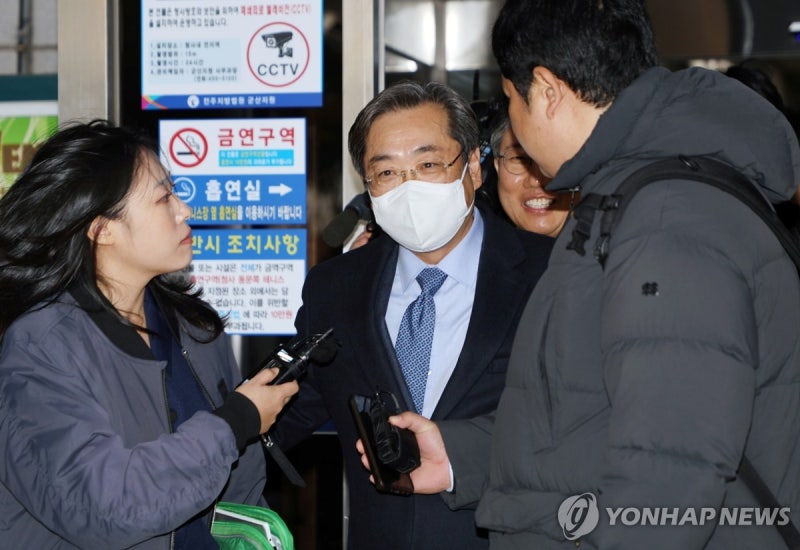 22억원 편취 혐의 <b>이장호 군산대총장</b>, 첫 재판서 의견 유보