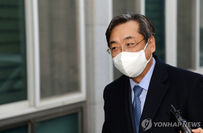 발걸음 옮기는 <b>이장호 군산대 총장</b>