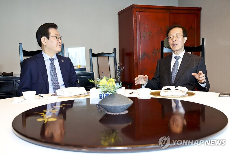 <b>이재명</b>, <b>이석연</b> 만나 "제 단계서 정치보복 끊어야"