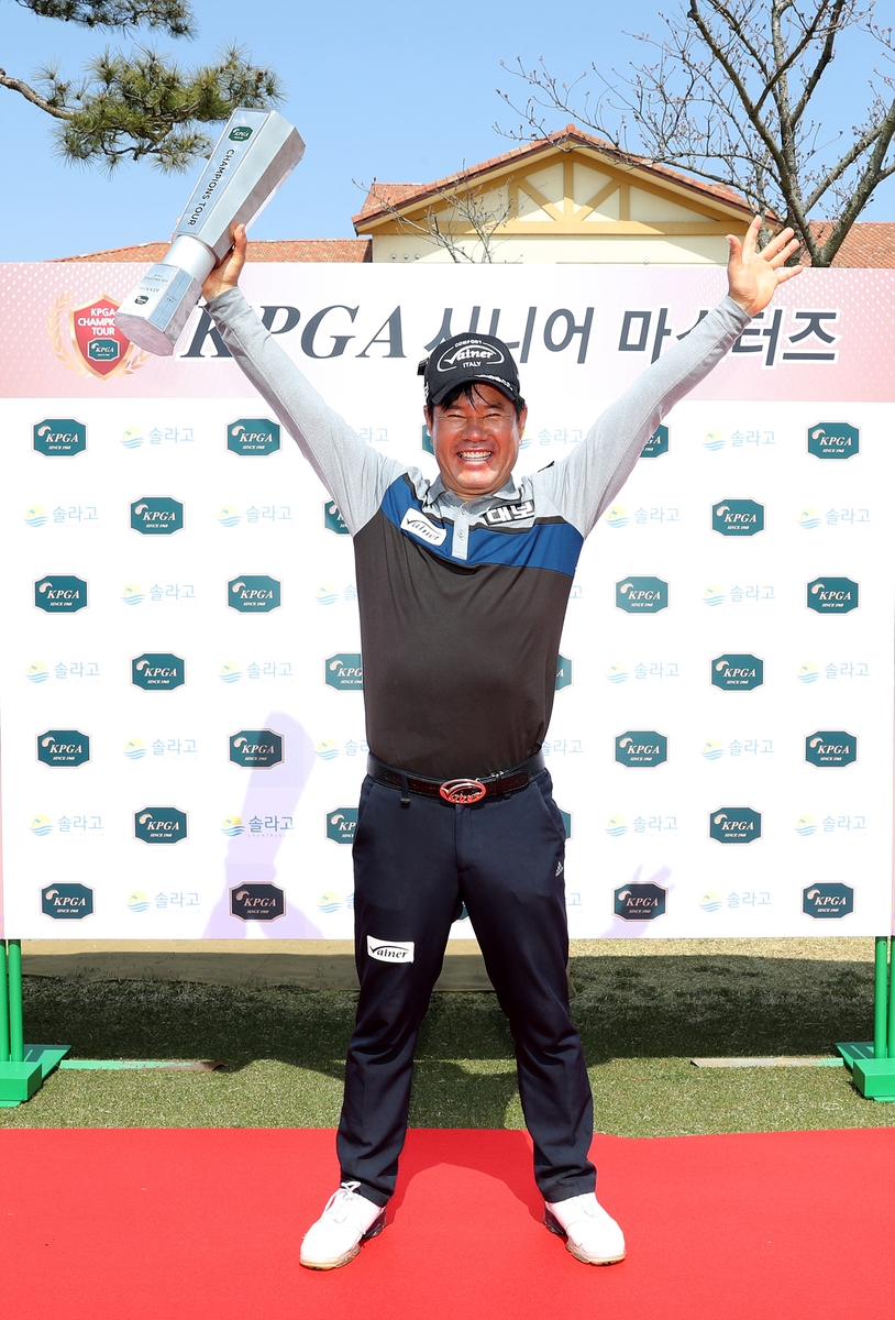 시니어 마스터스에서 우승한 나병관 2021년 시니어 마스터스에서 우승한 뒤 트로피를 들어올리고 있는 나병관 프로