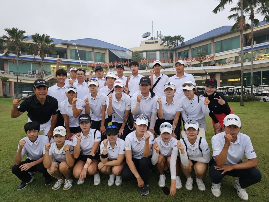 해외 전지훈련 중 지도하는 학생들과 함께 포즈 취하는 나병관 프로 나병관 프로 제공