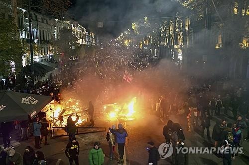 <b>조지아</b> 'EU 가입논의 중단'에 시위격화…경찰, 최루탄·물대포 대응