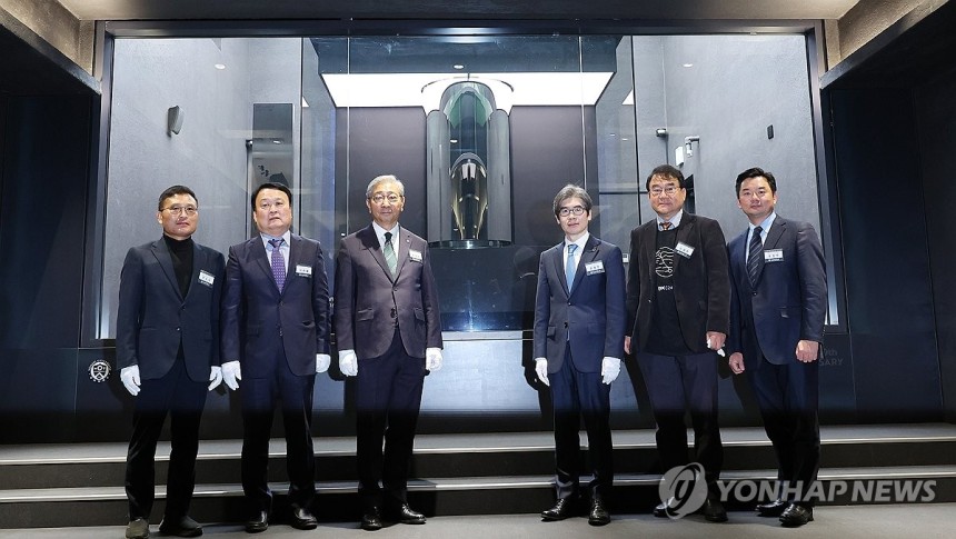 연세대, 양자컴퓨터 제막식
(인천=연합뉴스) 임순석 기자 = 20일 오전 인천 연수구 송도 연세대 국제캠퍼스 양자컴퓨팅센터에서 열린 양자컴퓨터 'IBM 퀀텀 시스템 원' 제막식에서 윤동섭 연세대 총장(왼쪽 세 번째)
