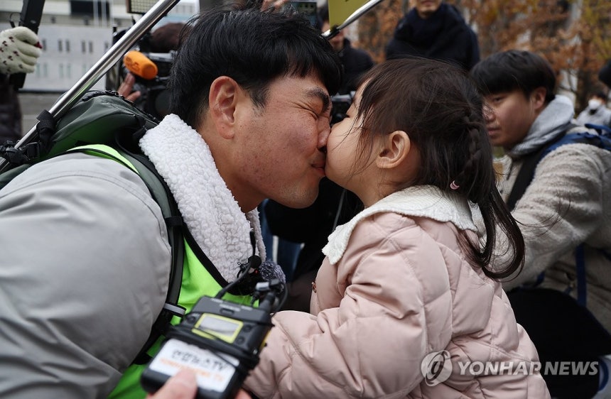 ‘사랑아, 사랑해’ (서울=연합뉴스) 윤동진 기자 = 국내에는 치료법이 없는 희귀병을 앓고 있는 네 살 딸 사랑이의 치료비용을 위해 전국 곳곳을 돌며 후원을 요청하고 있는 전요셉 씨가 29일 오후 최종 목적지인 서울
