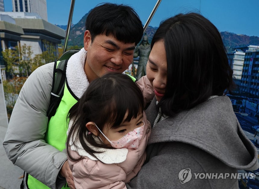 한 자리에 모인 가족 (서울=연합뉴스) 윤동진 기자 = 국내에는 치료법이 없는 희귀병을 앓고 있는 네 살 딸의 치료비용을 위해 전국 곳곳을 돌며 후원을 요청하고 있는 전요셉 씨가 29일 오후 서울 광화문광장에 도착,