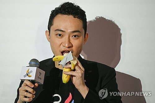 29일 홍콩 페닌술라 호텔서 바나나를 먹고 있는 저스틴 선  [AFP=연합뉴스]