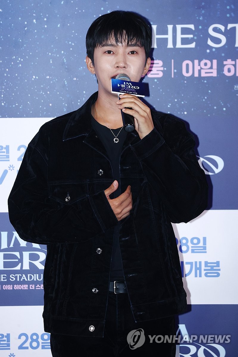 콘서트 영화 소개하는 임영웅 (서울=연합뉴스) 가수 임영웅이 2024년 8월 22일 오후 서울 용산구 CGV용산아이파크몰에서 열린 영화 '임영웅 | 아임 히어로 더 스타디움' 언론시사회 및 무대인사에서 인사말을 하고