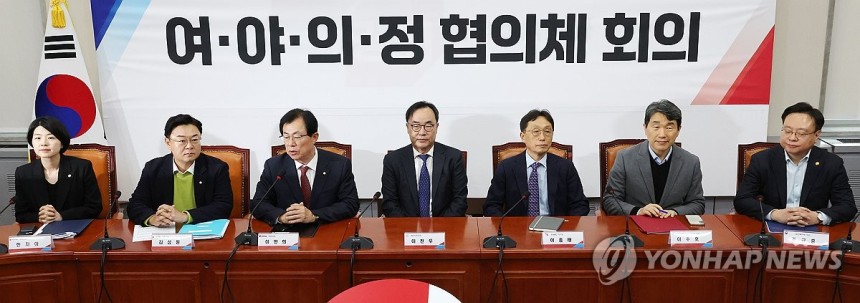 회의 준비하는 여·야·의·정 협의체 (서울=연합뉴스) 김주형 기자 = 1일 오후 국회에서 열린 여·야·의·정 협의체 회의에서 참석자들이 회의를 준비하고 있다.     왼쪽부터 국민의힘 한지아, 김성원, 이만희 의원,