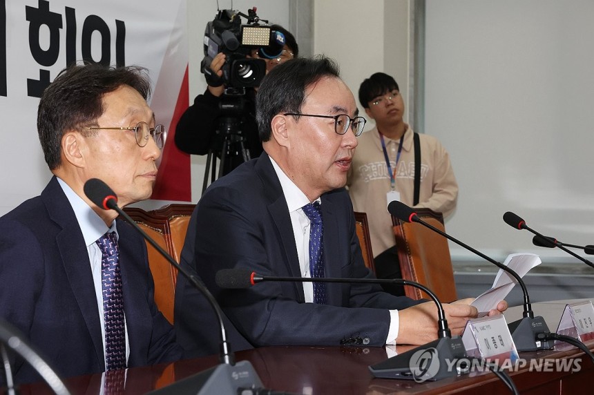여야의정 협의체 3주 만에 좌초, 입장 밝히는 이진우 대한의학회장 (서울=연합뉴스) 김주형 기자 = 이진우 대한의학회장(오른쪽)과 이종태 KAMC 이사장이 1일 오후 국회에서 열린 여·야·의·정 협의체 회의와 관련한