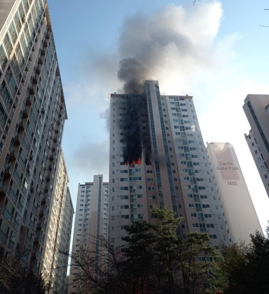 불이 난 아파트 [대구소방안전본부 제공, 재판매 및 DB 금지]