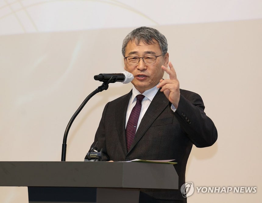 인사말 하는 정근식 서울시교육감 (서울=연합뉴스) 정근식 서울시교육감이 25일 오전 서울 성동구 디노체컨벤션에서 학생선수 진로진학 성공 사례 등 2024학년도 학교운동부 학부모 교육에 참석해 인사말하고 있다. 202