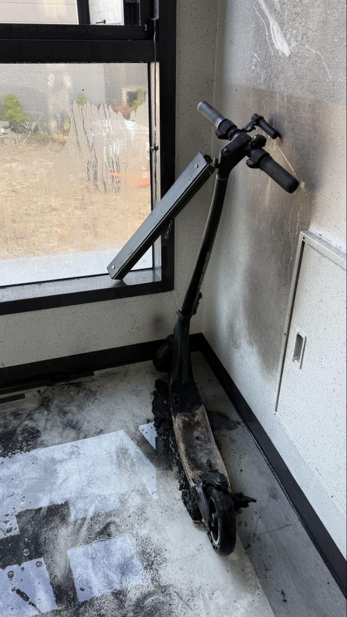 불에 탄 킥보드  [경기도소방재난본부 제공. 재판매 및 DB 금지]