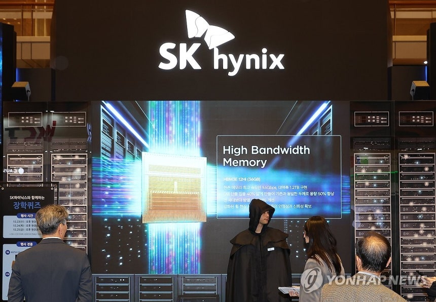 SK하이닉스의 HBM 전시 서울 강남구 코엑스에서 열린 제 26회 반도체 대전 SEDEX 2024 SK하이닉스 부스에서 HBM 관련 영상이 나오고 있다. [연합뉴스 자료사진]