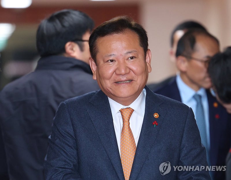 <b>국무회의</b> 참석하는 이상민 <b>장관</b>