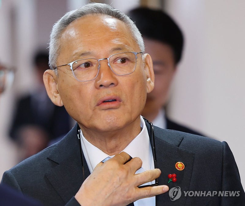 <b>국무회의</b> 참석하는 유인촌 <b>장관</b>