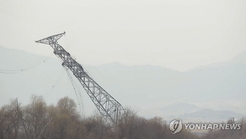잘린 전선 무게 못이긴 <b>개성공단 송전탑</b> 와르르…인부 추락도