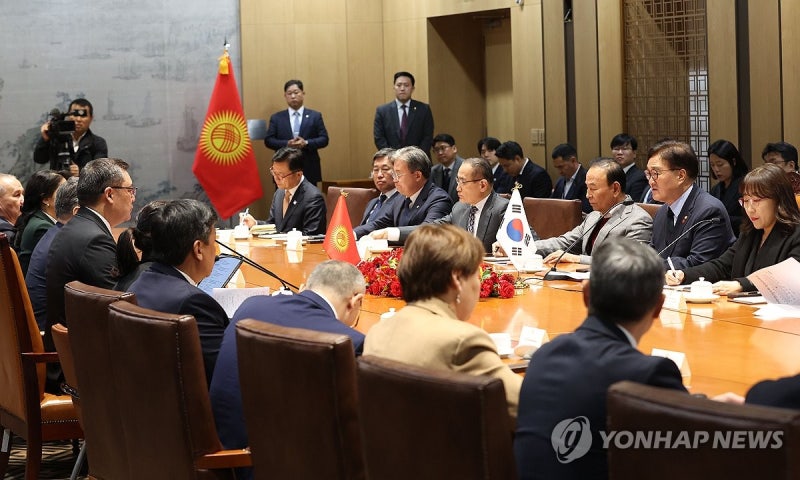 키르기스스탄 <b>대통령</b>과 면담하는 <b>우원식 국회의장</b>