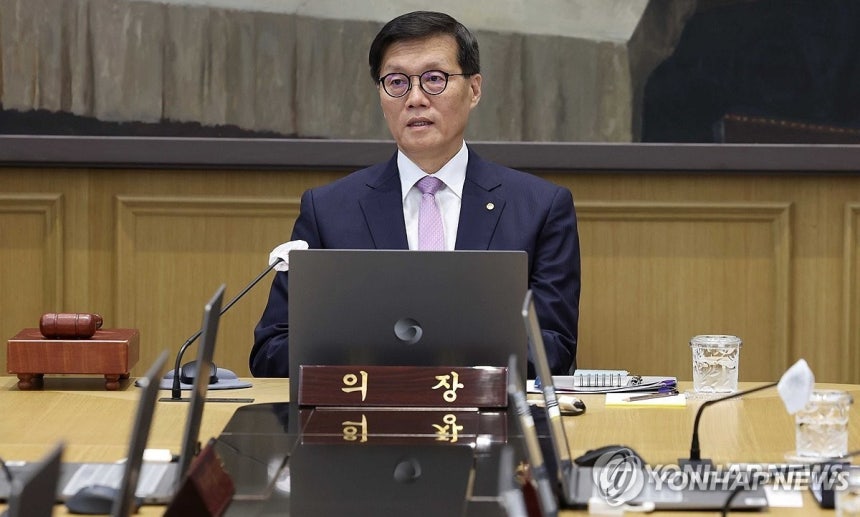 금통위 주재하는 이창용 총재<br>(서울=연합뉴스) 이창용 한국은행 총재가 11일 서울 중구 한국은행에서 금융통화위원회를 주재하고 있다. 2024.10.11 [사진공동취재단] photo@yna.co.kr