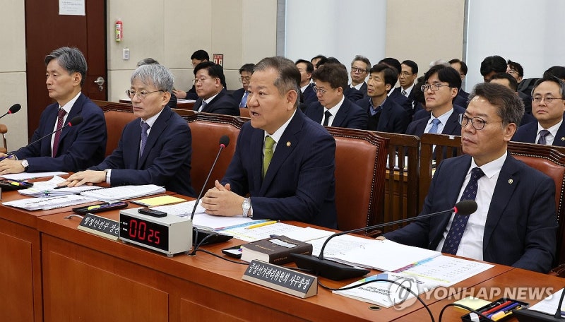 선관위 "<b>계엄군</b> 진입 의문"…<b>김용현</b> "<b>부정선거</b> 의혹 판단 위해"(종합2보...