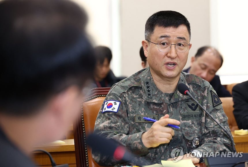 국방위원 질문 답변하는 박안수 육군참모총장 (서울=연합뉴스) 류영석 기자 =  5일 서울 여의도 국회에서 열린 국방위원회 전체회의에 지난 3일 비상계엄 때 계엄사령관을 맡았던 박안수 육군참모총장이 질문에 답변하고 있