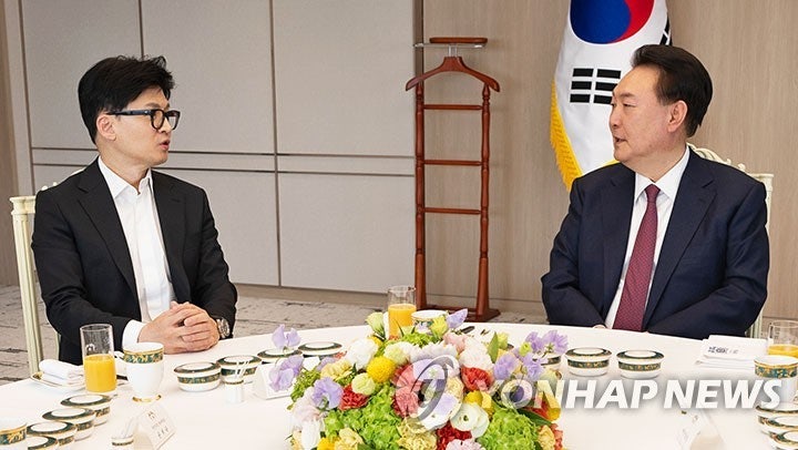 尹<b>대통령</b>-<b>한동훈</b>, 오후 독대…尹<b>대통령</b>이 <b>요청</b>