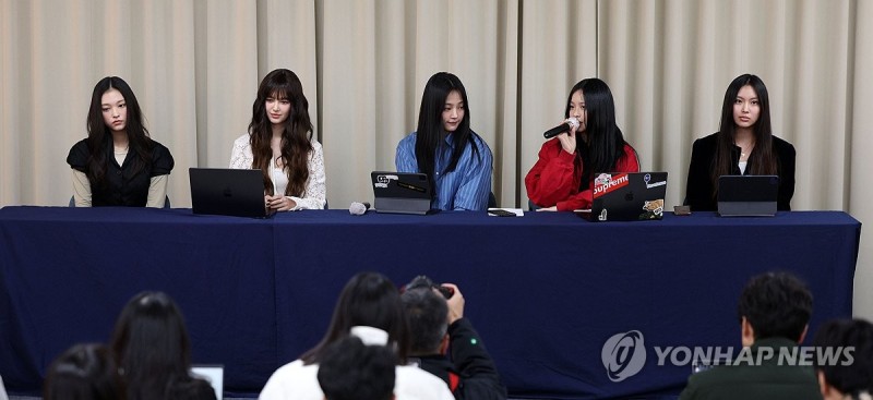 <b>뉴진스</b>, <b>어도어</b> 전속계약 소송에 "신뢰 무너져…더는 소속 아냐"