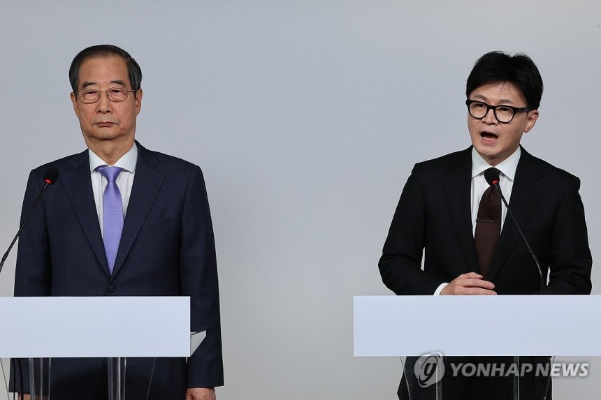 '국정 수습' 공동 담화문 발표하는 한 총리와 한 대표(서울=연합뉴스) 김주성 기자 = 한덕수 국무총리와 국민의힘 한동훈 대표가 8일 오전 서울 여의도 국민의힘 당사에서 국정 수습 방안을 담은 공동 담화문을 발표하