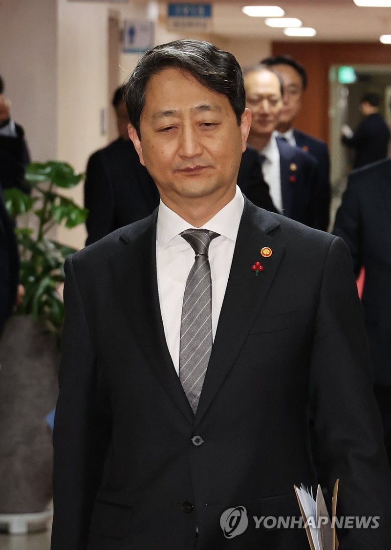 <b>국무위원 간담회 참석하는</b> 안덕근 장관