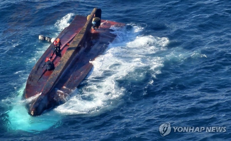 경주 <b>앞바다서</b> 어선 <b>전복</b>…선원 6명 <b>심정지</b>·2명 수색중(종합2보)