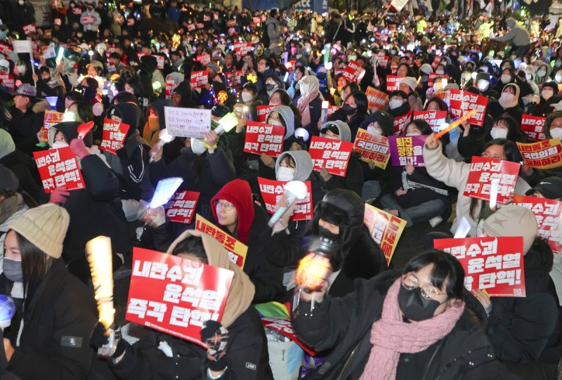 평일 저녁도 국회 앞 '촛불' 집결…"尹 탄핵·與 해체"