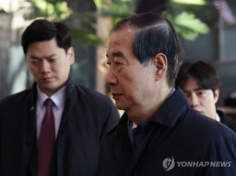 <b>민주</b> "한<b>총리</b>, 내란죄로 공수처에 고발…<b>총리</b> 탄핵 여부 검토"