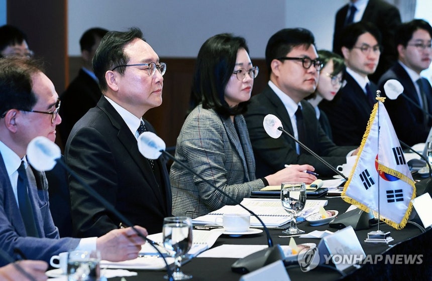 6th Korea-China FTA Joint Committee, speech by Director Jeong In-kyo
(Seoul = Yonhap News) Jeong In-kyo, Director of the Trade Negotiation Headquarters of the Ministry of Trade, Industry and Energy, speaks at the '6th Korea-China FTA Joint Committee' held at Lotte Hotel in Jung-gu, Seoul on the 9th. 2024.12