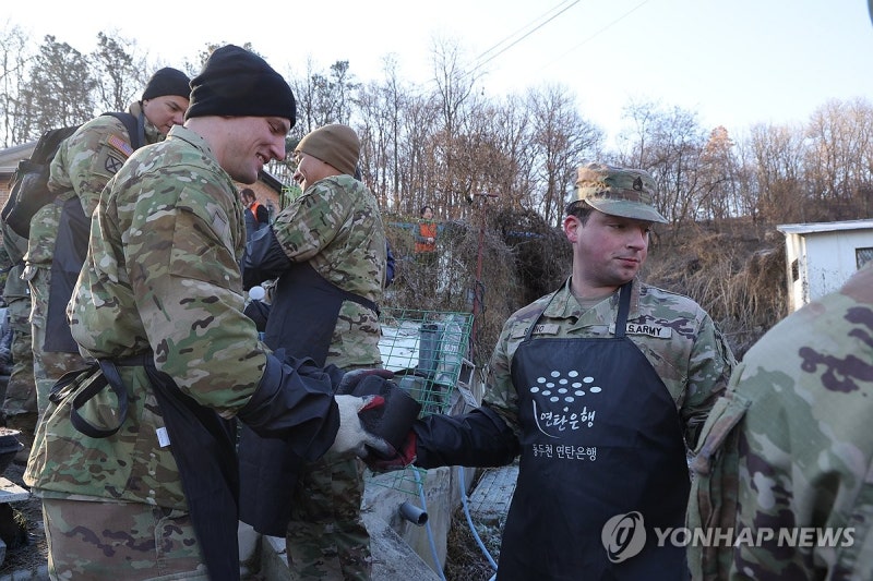 주한미군 <b>연탄배달 봉사</b>