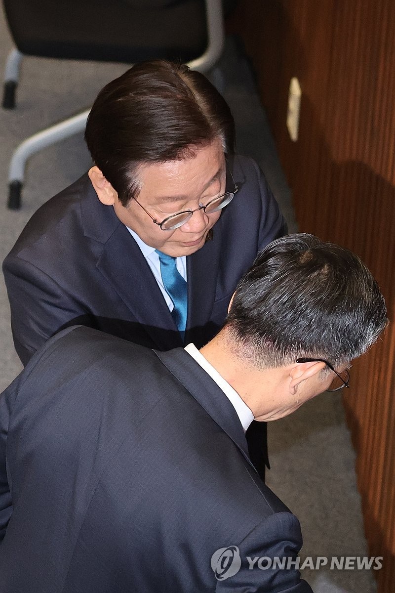정성호 <b>의원</b>과 <b>대화</b>하는 <b>이재명 대표</b>