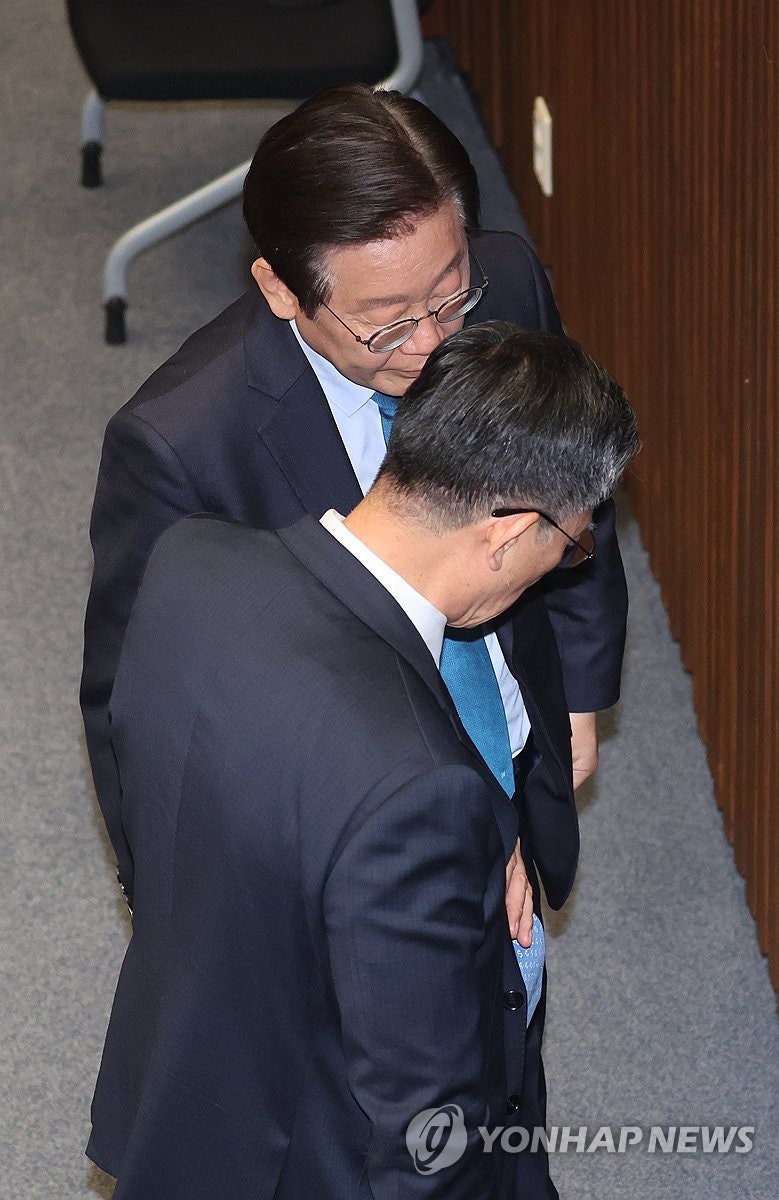 정성호 <b>의원</b>과 <b>대화</b>하는 <b>이재명 대표</b>