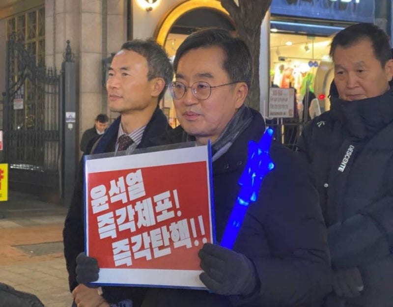"윤석열 즉각 체포·탄핵"…<b>김동연</b>, 수원서 <b>1인 시위</b>