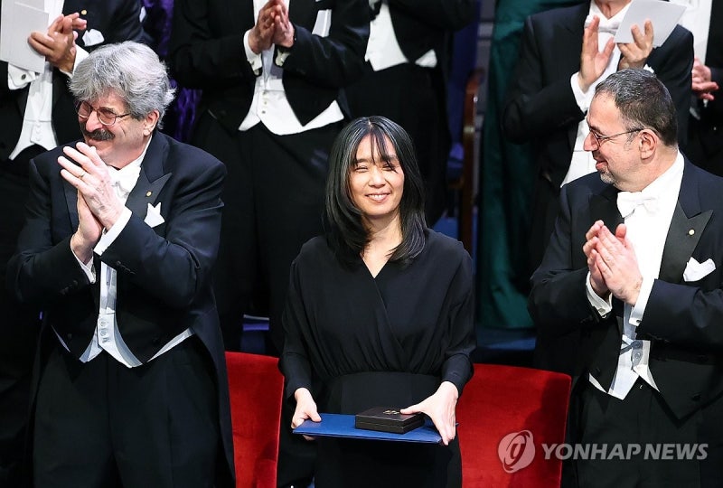 <b>한강</b>, 한국 첫 <b>노벨문학상</b>…"어두운 밤에도 우릴 잇는 건 언어"(종합2보...