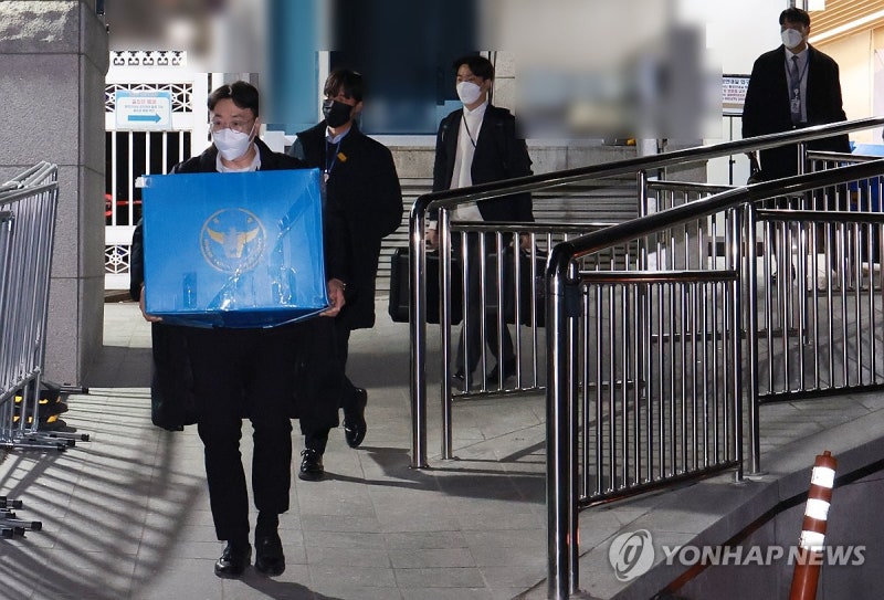 <b>경찰</b>, <b>대통령실 압수수색</b> 종료…경호처 불허에 진입 실패