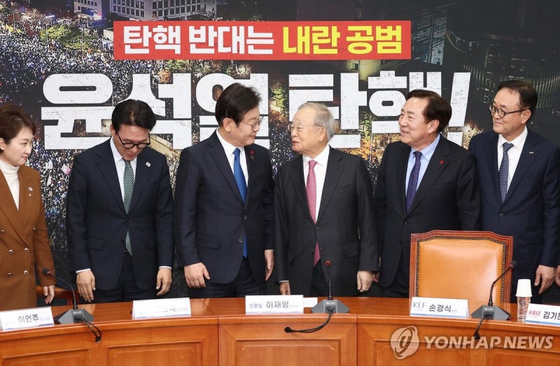 <b>경제</b>단체 만난 <b>이재명</b> "불확실성 가장 큰 적…현장 말씀 듣겠다"