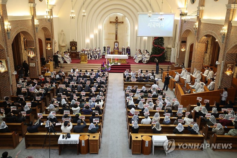 제주서 <b>천주교 시국미사</b>…"<b>윤석열</b>을 <b>탄핵</b>하라"